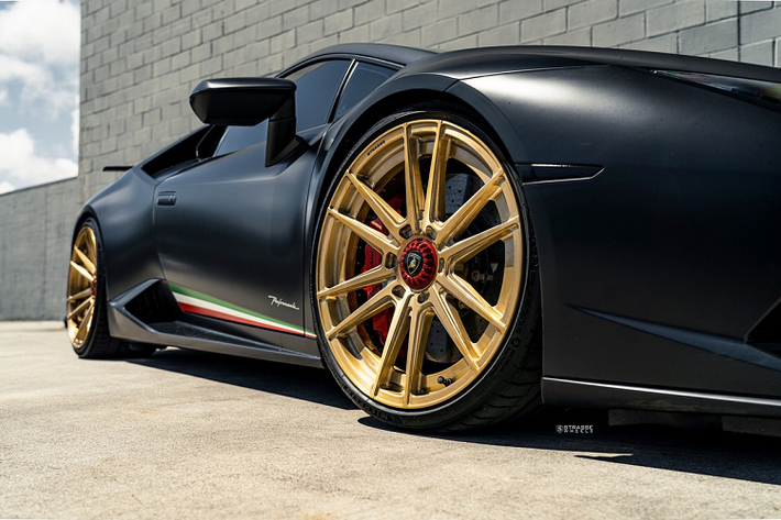 Huracan Performante được trang bị động cơ V10 dung tích 5.2L, công suất 640 mã lực. Đi kèm là hộp số 7 cấp ly hợp kép cùng hệ dẫn động 4 bánh toàn thời gian.