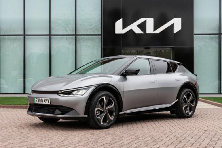 Kia EV6 hoàn toàn mới có thể xem là một cú hích lớn trong phân khúc xe điện của Kia. Chỉ trong 24 giờ mở bán, Kia EV6 đã nhận về 21.000 đơn đặt hàng tại Hàn Quốc. Các đơn đặt hàng cho Kia EV6 ở Anh đã được xác nhận là hết. Nhà sản xuất cho biết tính đến ngày 30 tháng 4, họ đã đảm bảo khoảng 1.250 đơn hàng cho mẫu xe điện.
