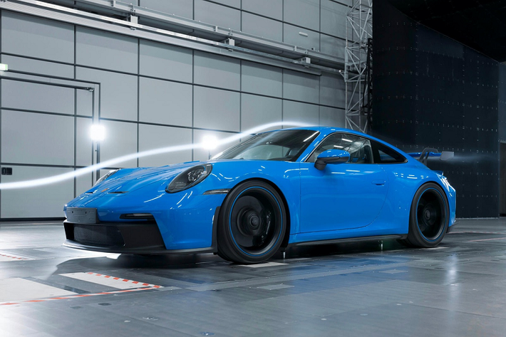 Cụ thể, Porsche 911 GT3 sở hữu mui xe được làm từ sợi carbon, kính siêu mỏng cho cửa sổ, mâm xe hợp kim siêu nhẹ và hệ thống phanh cũng góp phần giảm khối lượng, khiến khối lượng khô của xe chỉ đạt 1.418 kg.