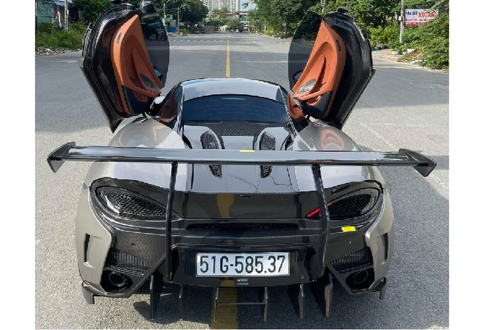 Được biết, đây hiện là 1 trong 3 chiếc siêu xe McLaren 570S đang lăn bánh tại Việt Nam nhưng lại là xe duy nhất ra biển trắng, nộp đầy đủ thuế. Hiện chưa rõ mức giá xe McLaren 570S màu xám, tuy nhiên thời điểm mới về Việt Nam nó được chào bán lên tới hơn 12 tỷ đồng.
