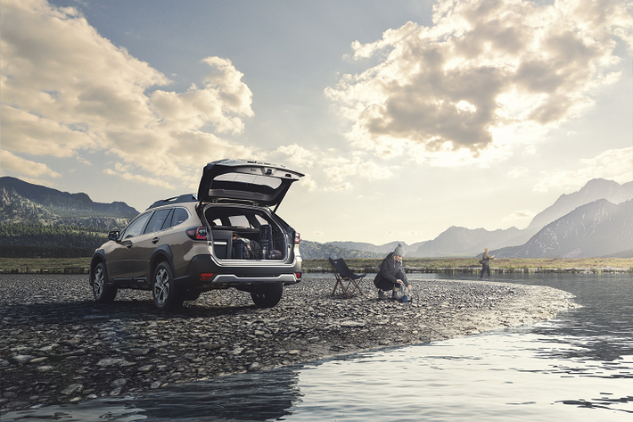 Subaru Outback 2021 phiên bản tiêu chuẩn dành cho thị trường châu Âu sẽ được trang bị tiêu chuẩn hệ thống thông tin giải trí với màn hình đặt dọc 11,6 inch có giao diện được thiết kế mới, tương thích Apple CarPlay và Android Auto. Ngoài ra, còn có một camera nhận dạng khuôn mặt gắn bên trong cabin giúp xác định các cá nhân trên ghế lái để tự động điều chỉnh vị trí ghế, góc gương chiếu hậu bên ngoài và hệ thống điều hòa.