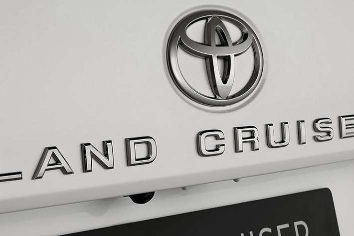 Cụm đèn chính của Land Cruiser 2022 được làm gọn gàng và vuông vức thay vì tròn to giống đời cũ. Khác với những bản xe trước, đèn chính và đèn daylight LED của Land Cruiser 2022 tích hợp chung vào một vị trí cho cái nhìn tổng thể gọn gàng hơn.
