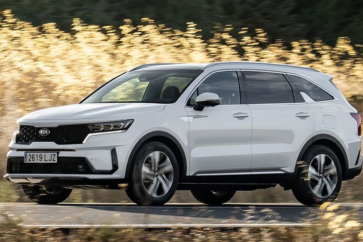 5. Kia Sorento (6.081 chiếc) Kia Sorento thế hệ mới được xem là "Bom tấn" ngay từ thời điểm ra mắt với hàng loạt giải thưởng danh giá từ thiết kế tới an toàn. Trong tháng 6/2021, mẫu SUV 7 chỗ này bán ra tổng cộng 6.081 xe tại Hàn Quốc và xếp ở vị trí số 5 trong bảng xếp hạng. Với thành tích này, Kia Sorento nghiễm nhiên trở thành mẫu xe bán chạy nhất phân khúc SUV 7 chỗ tại quê nhà, xếp trên người anh em Hyundai Santa Fe.
