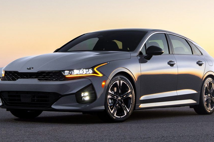 8. Kia Optima/K5 (5.835 chiếc) Kia Optima là mẫu sedan cỡ trung được định vị nằm cùng phân khúc với Toyota Camry, Mazda6 hay Hyundai Sonata. Trong tháng 6 vừa qua, Kia Optima/K5 đã để tuột mất danh hiệu mẫu sedan cỡ D bán chạy nhất vào tay Hyundai Sonata với doanh số chỉ 5.835 xe, giảm 3,3% so với cùng kỳ tháng trước.