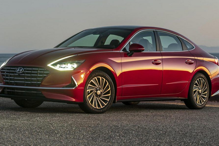 4. Hyundai Sonata (6.127 chiếc) Vượt qua Kia Optima (K5), Hyundai Sonata đã vươn lên trở thành mẫu xe bán chạy nhất trong phân khúc sedan cỡ trung tại Hàn Quốc với doanh số 6.127 xe. Đồng thời, mẫu xe này còn dành được vị trí số 4 trong TOP 10 xe bán chạy nhất tháng.