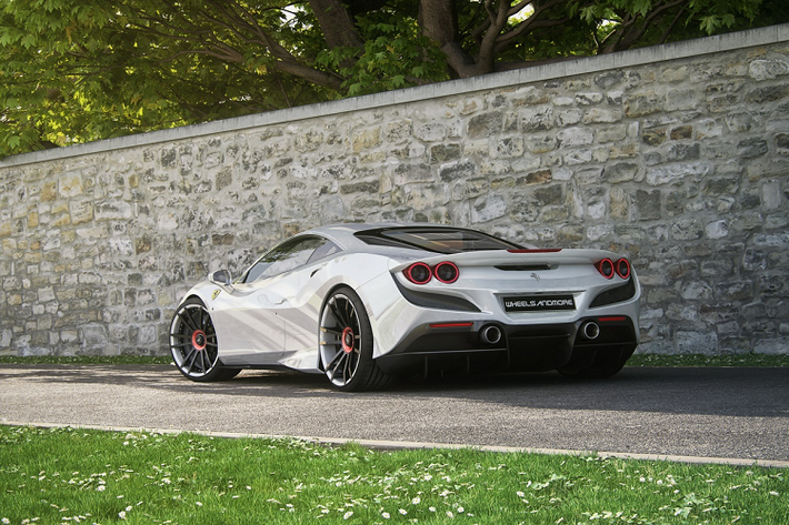 Bản độ Ferrari F8 Tributo cũng có thêm bộ điều chỉnh độ cao giúp mũi xe nâng lên 40 mm, nhằm tránh những va chạm từ dưới gầm, giá 7.214 USD.