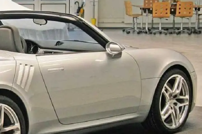 Nó có cabin nội thất được thiết kế hoàn chỉnh với hộp số sàn 6 cấp kiểu Audi R8 đẹp mắt và dây kéo cửa phía trong. Những ai tinh mắt sẽ nhận thấy cửa thông gió bên sườn với thiết kế 3 khe đẹp mắt, và phần nắp phía sau cũng mang những khe thông gió nữa. Nội thất tối giản của xe làm lộ các bề mặt kim loại và hệ thống chân ga bằng nhôm, cùng với vô lăng phẳng phía dưới và đồng hồ đo tốc độ được gắn phía trước và trung tâm giống như mọi chiếc Porsche khác.