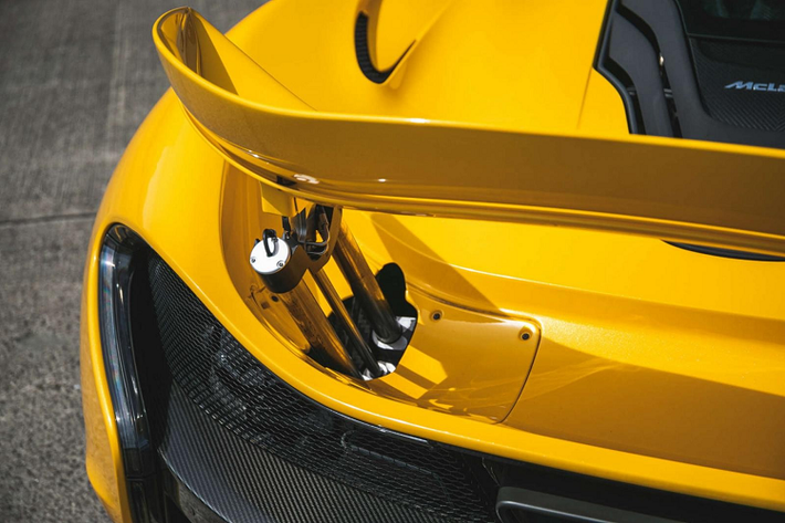 Các lý lịch khác của chiếc siêu xe McLaren P1 này bao gồm dịch vụ khám bệnh cho xe lần gần đây nhất là vào tháng 9 năm 2020 do đại lý siêu xe của McLaren Birmingham thực hiện. Pin Hybrid mới của McLaren Ascot được thay vào năm 2018. Hai điều này đảm bảo xe gần như hoàn hảo và người mua xe về chỉ việc lái xe.