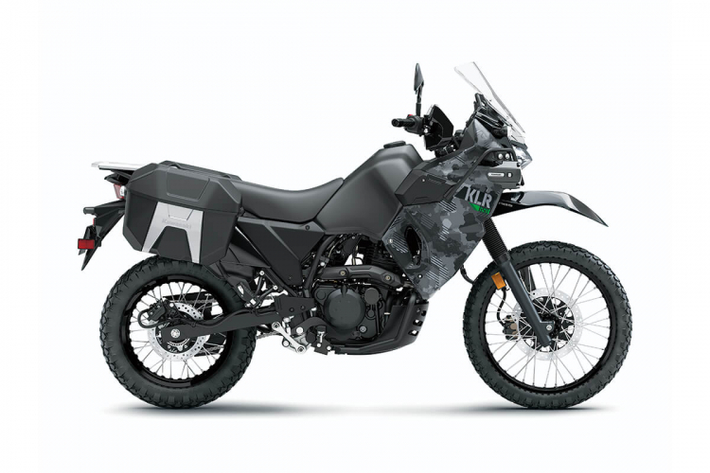 Một số phụ kiện được lắp thêm cho Kawasaki KLR 650 thế hệ mới bao gồm: khung chống đổ trên, dưới, chắn gầm, cụm đèn tăng sáng, 2 thùng hông (bản Adventure), thùng phía sau (bản Traveller), kính chắn gió cao hơn, có thể điều chỉnh lên, xuống.