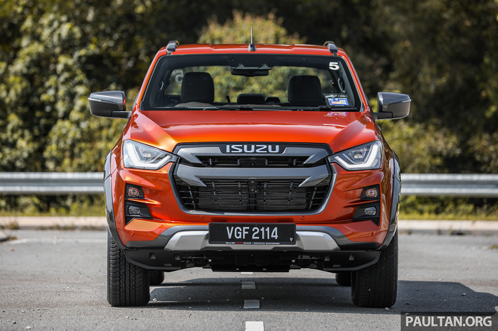 Nói về ưu điểm, dòng bán tải Isuzu D-Max nổi tiếng ở độ bền bỉ, ít hỏng vặt, tiết kiệm nhiên liệu, chi phí nuôi rẻ. Chính vì thế, Isuzu D-Max thường được người mua bán tải phục vụ cho công việc nhắm tới.