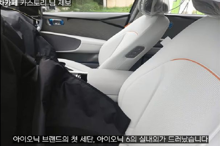 Đây là một tính năng vốn chỉ xuất hiện trên những chiếc xe sang như Audi E-Tron, Lexus ES hay Genesis GV60 sắp ra mắt. Sự cao cấp của Hyundai Ioniq 6 tiếp tục được nhấn mạnh với nội thất 2 tông màu sáng, cụm điều khiển trung tâm kiểu "lơ lửng" rất hiện đại và 2 màn hình cỡ lớn ở táp-lô - dù đã bị che khuất.