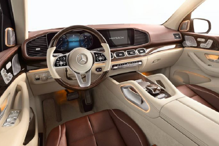 Tuy nhiên, điểm đặc biệt nhất của GLS 600 nằm ở bên trong xe, cụ thể là hàng ghế sau cao cấp có thiết kế giống trên những chiếc Mercedes-Maybach S-Class. Khác với GLS thông thường, GLS 600 chỉ có 2 hàng ghế với 4 chỗ ngồi riêng biệt.