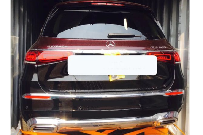 Theo những hình ảnh bên phía đại lý công bố, chiếc SUV siêu sang Mercedes-Maybach GLS 600 đầu tiên tại Việt Nam này có ngoại thất hai tông màu với màu đỏ mận ở nửa trên và nửa dưới sơn đen bóng.