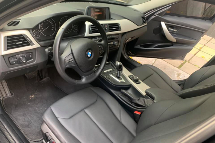 BMW 320i cùng đời được rao bán khá nhiều trong tầm giá trên dưới 750 triệu đồng. Nhìn chung, xe sang của Đức có tuổi đời hơn 5 thường mất giá rất nhanh, lý do là người mua phải tốn kém khá nhiều chi phí để bảo trì & bảo dưỡng nhiều hạng mục hơn so với các dòng xe phổ thông để giúp xe vận hành ổn định.