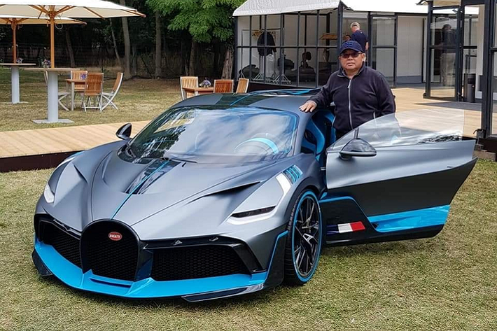 Mới đây, việc một đại gia Malaysia chia sẻ hình ảnh chụp cùng với siêu xe triệu đô Bugatti Divo đã thu hút không ít sự quan tâm của giới nhà giàu trên thế giới. Lý do là mẫu siêu xe Bugatti Divo chỉ được sản xuất 40 chiếc với giá bán không tưởng lên đến 5,8 triệu đô la, tương đương 135 tỷ đồng. Nếu về Malaysia ra biển đầy đủ, siêu phẩm Bugatti Divo này ước tính có giá trên 330 tỷ đồng