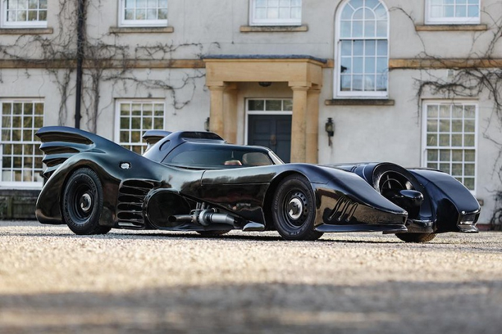 Theo thông tin từ Bonhams, chiếc Batmobile đặc biệt này được xây dựng dựa trên khung gầm của Ford Mustang đời 1965 và được cho là thực hiện bởi xưởng độ Z Cars.