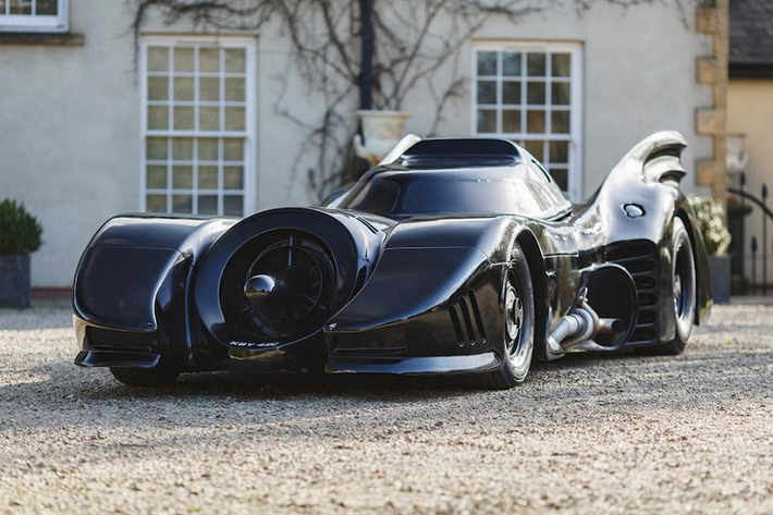 Một phiên bản siêu xe Batmobile vừa được nhà bán đấu giá Bonhams chào bán tại Anh quốc. Chiếc xe này được chế tạo giống với mẫu siêu xe do siêu anh hùng Người Dơi cầm lái và xuất hiện trong bộ phim điện ảnh Batman (1989).