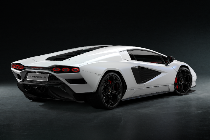 Bộ mâm của Lamboghini Countach LPI 800-4 thế hệ mới có vẻ ngoài cổ điển với kích thước 20 inch ở cầu trước và 21 inch cho cầu sau, đi kèm lốp Pirelli P Zero Corsa.