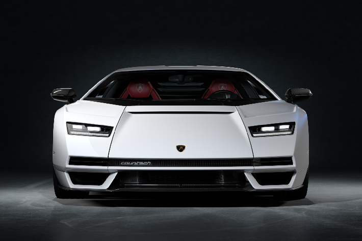 Sau hơn 30 năm, Lamborghini Countach huyền thoại đã trở lại với thiết kế dựa trên nền tảng siêu xe Lamborghini Sian FKP 37. Tổng thể ngoại thất của Lamborghini Countach LPI 800-4 vẫn mang những đường nét cứng cáp làm say mê các tín đồ tốc độ suốt 50 năm qua.