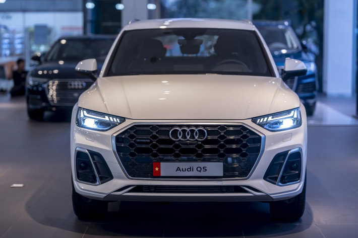 Audi Q5 được trang bị công nghệ quattro ultra. Ở điều kiện vận hành thông thường, nó sẽ truyền toàn bộ lực tới bánh trước. Trong trường hợp cần sử dụng dẫn động bốn bánh, ví dụ như trong điều kiện đường trơn trượt hoặc khi chọn chế độ lái năng động, hai ly hợp kết nối bánh sau với trục truyền động chỉ trong một giây – trong nhiều tình huống, hệ thống được kích hoạt thông qua dự đoán trước.