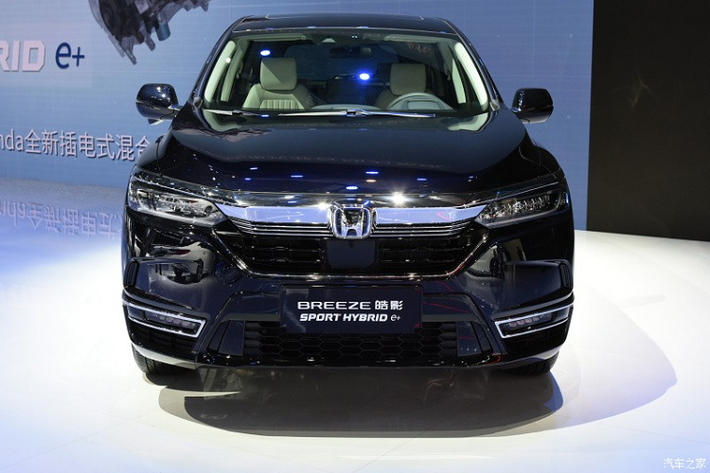 Được phát triển dựa trên Honda CR-V, mẫu xe SUV Honda Breeze e:PHEV 2021 có chiều dài 4.718 mm, chiều rộng 1.861 mm, chiều cao 1.679 mm và chiều dài cơ sở 2.660 mm. So với Honda CR-V, Breeze có chiều dài nhỉnh hơn 133 mm.