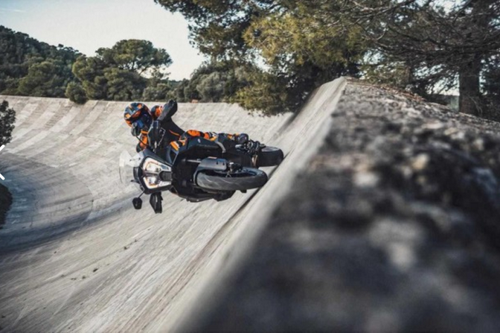 Đúng như các thông tin đã đăng tải trước đó, mẫu xe việt dã KTM 1290 Super Adventure S 2021 sẽ được trang bị động cơ LC8, dung tích 1.301cc, làm mát bằng dung dịch, sản sinh công suất 160 mã lực và mômen xoắn cực đại 138 Nm. Được biết, KTM đã tiến hành cải tiến khối động cơ này nhằm đáp ứng chuẩn khí thải Euro 5, đồng thời nhẹ hơn 1,6 kg so với động cơ cũ.