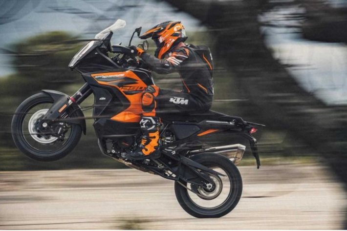 Sau nhiều tháng ồn ào với hàng loạt thông tin và hình ảnh spyshot, cuối cùng thì mẫu xe việt dã KTM 1290 Super Adventure S 2021 mới đã có màn ra mắt chính thức, hé lộ nhiều nâng cấp về ngoại hình cũng như công nghệ.
