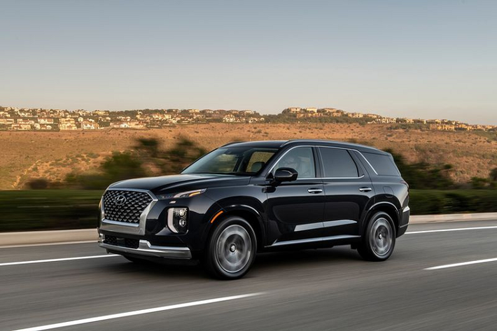 Hyundai Palisade 2021 mới sở hữu ngôn ngữ thiết kế độc đáo và ấn tượng, không thua kém những mẫu xe được yêu thích khác của Hyundai như Kona và Sante Fe. Mẫu xe này có kích thước tổng thể D x R x C tương ứng 4.980 x 1.975 x 1.750mm.