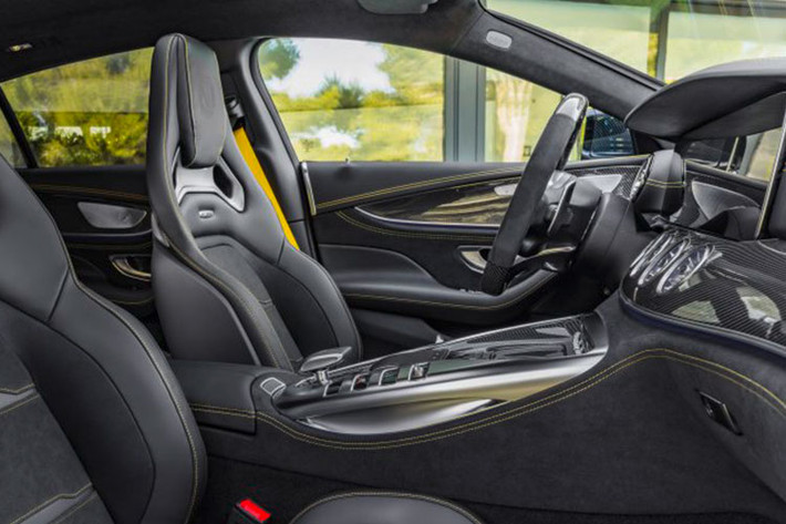 Phần mui mềm của Mercedes-AMG GT R Roadster có đến 3 lớp bao gồm nhôm, magiê và thép đảm bảo cho trọng lượng nhẹ nhất nhưng cũng đồng thời giảm tiếng ồn lọt vào khoang lái mẫu xe thể thao mui trần hạng sang này.