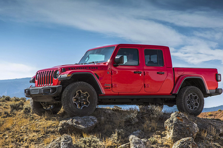 Jeep Gladiator 2021 tại Châu Âu được mở bán với 2 phiên bản là Sport và Overland cũng như phiên bản Launch Edition giới hạn, chỉ có sẵn trong thời gian ra mắt. Mẫu bán tải của Jeep có tổng cộng 9 màu ngoại thất kết hợp với tùy chọn mui mềm hoặc mui cứng màu đen và đồng màu thân xe.