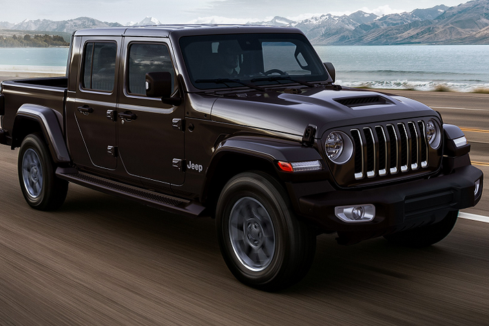 Phiên bản nâng cấp năm 2021 của Jeep Gladiator ra mắt toàn cầu vào tháng 9 năm ngoái. Đáng chú ý, Gladiator 2021 bổ sung thêm cấu hình động cơ EcoDiesel có mức tiêu hao nhiên liệu cực kỳ thấp khi chỉ tốn chưa tới 10l/100km. Chính vì vậy không khó hiểu vì sao Jeep lại cung cấp duy nhất phiên bản này cho thị trường Châu Âu. Khác với thị trường Mỹ, Jeep sẽ không mong đợi một doanh số quá lớn cho mẫu bán tải của mình tại thị trường Châu Âu khó tính.