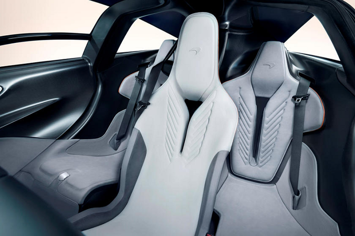 Sức mạnh kể trên cộng với trọng lượng khô chỉ 1.430 kg, McLaren Speedtail có thể tăng tốc từ 0-300 km/h trong thời gian chỉ 12,8 giây. Như vậy, McLaren Speedtail có thời gian tăng tốc nhanh hơn 0,3 giây so với Bugatti Chiron vốn sở hữu công suất tối đa 1.479 mã lực. Ngoài ra, McLaren Speedtail còn có vận tốc tối đa 402 km/h.