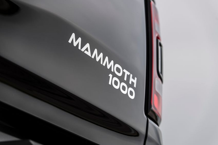 Bên cạnh sức mạnh mới, chiếc Hennessey Mammoth 1000 TRX còn có 2 tùy chọn nâng cấp diện mạo gồm gói độ Off-Road Stage 1 và Off-Road Stage 2.