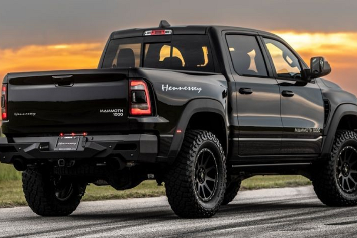 Tất cả các mẫu siêu bán tải Hennessey Mammoth 1000 TRX được xuất xưởng đều được trang bị sẵn tựa đầu có logo Hennessey và bảng số thứ tự.