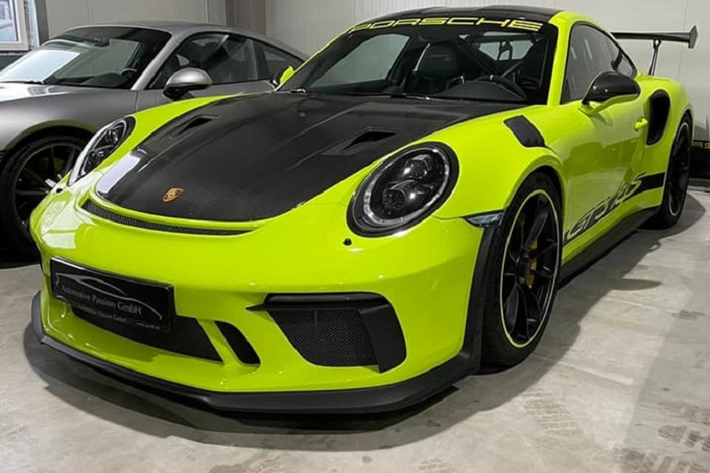 Giá xe Porsche Việt Nam dành cho mẫu siêu xe 911 GT3 RS bản nâng cấp bắt đầu từ 13,95 tỷ đồng cho bản tiêu chuẩn. Tuy nhiên, những chiếc Porsche 911 GT3 RS về nước có nhiều tuỳ chọn khác nhau nên giá bán có thể hơn 15 tỷ đồng.