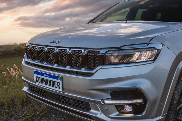 Được phát triển dựa trên cơ sở gầm bệ chung với Compass, mẫu xe SUV Jeep Commander 2021 sở hữu chiều dài 4.769 mm, chiều rộng 1.859 mm, chiều cao 1.682 mm và chiều dài cơ sở 2.794 mm. So với Compass, mẫu SUV 7 chỗ mới này dài hơn 364 mm, rộng hơn 41 mm, cao hơn 42 mm trong khi chiều dài cơ sở tăng 158 mm. Ở phiên bản có khả năng off-road tốt nhất, Jeep Commander sở hữu chiều cao gầm 212 mm, góc tiếp cận 26 độ và góc thoát 24 độ.