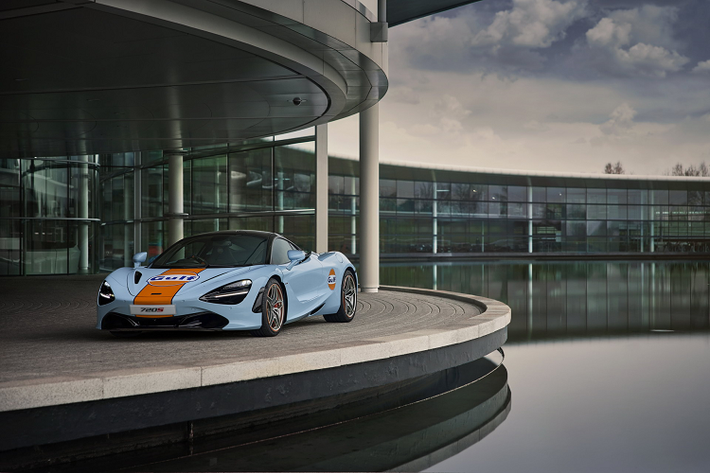 McLaren và Gulf hợp tác với nhau lần đầu tiên ở cả hai giải đua Công thức 1 và Can-Am từ năm 1968 đến năm 1973. Sự hợp tác này tiếp tục được thực hiện vào những năm 1990 trên những chiếc McLaren F1 GTR huyền thoại, tranh tài tại các giải đua GTC Competition trên khắp thế giới cũng như Le Mans 24h. Ở khoảng thời gian đó, chiếc xe đã giành được chiến thắng tại BPR Global Endurance Series vào năm 1996 và giành chức vô địch phân hạng GT1 tại Le Mans 24h năm 1997.