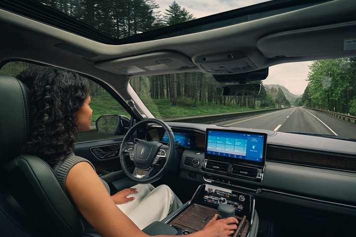 Ngoài ra, Navigator nâng cấp còn có công nghệ nhận dạng giọng nói ngôn ngữ tự nhiên, hỗ trợ Android Auto và Apple CarPlay không dây, cập nhật qua mạng và trợ lý ảo Amazon Alexa để phát nhạc, chỉ đường, kiểm tra tình trạng giao thông, tìm chỗ đậu xe và quản lý các thiết bị nhà thông minh từ xa. Cũng nhờ Alexa, chủ xe có thể làm nhiều thứ với Navigator ngay khi ngồi trong nhà thông qua ứng dụng Lincoln Way, như là khóa/mở cửa xe