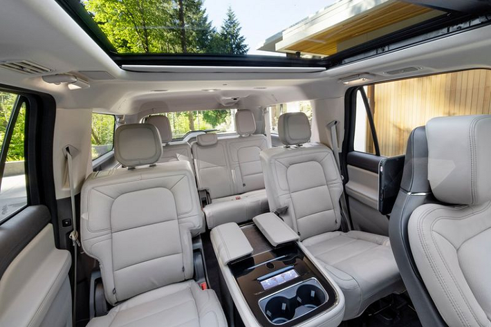 Lincoln còn cung cấp một màn hình 5,8 inch mới để người ngồi sau có thể tự điều chỉnh các cài đặt khí hậu, âm thanh hay các chức năng của ghế (sưởi và thông gió theo tiêu chuẩn, tùy chọn tính năng massage Active Motion).