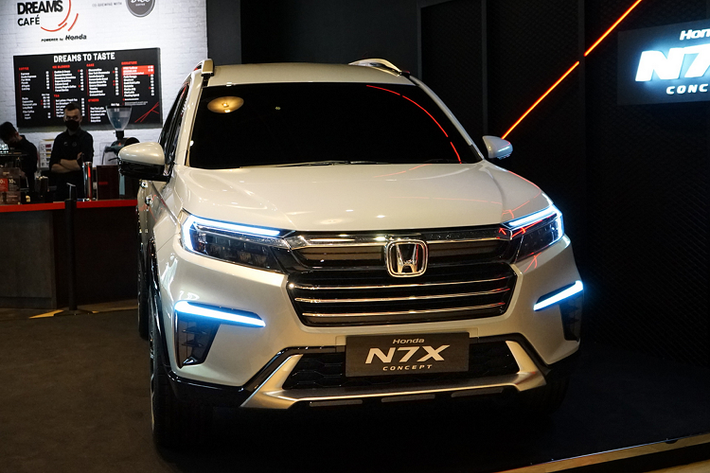 Honda BR-V 7 chỗ ngồi chính là mẫu xe đối thủ của Mitsubishi Xpander và Suzuki Ertiga tại một số thị trường ở khu vực Đông Nam Á như Thái Lan hay Indonesia. Trước đây đã có nhiều tin đồn Honda BR-V sẽ được Honda Việt Nam phân phối, tuy nhiên mãi đến nay HVN bỏ ngỏ kế hoạch phân phối dòng xe BR-V.