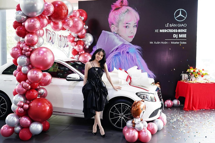 Chiếc sedan hạng sang Mercedes-Benz C200 Exclusive được DJ Mie lựa chọn có lớp sơn ngoại thất màu trắng cùng giá bán lẻ đề xuất là 1,699 tỷ đồng. Tuy nhiên, với vị thế là người nổi tiếng, nhiều khả năng nữ DJ xinh đẹp này sẽ nhận được mức giá ưu đãi tốt hơn.