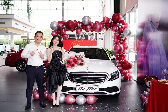 Chỉ sau vài ngày diễn viên Hồng Thanh hân hoan đón “bồ” mới là một chiếc Mercedes-Benz C300 AMG, mới đây bạn gái của anh – nữ DJ Mie cũng sắm cho mình một chiếc Mercedes-Benz C200 Exclusive mới cho có đôi có cặp. Dù là bạn gái của diễn viên Hồng Thanh, nhưng DJ Mie (tên thật là Trương Tiểu My) cũng có hào quang riêng trong showbiz. Cô được biết đến thông qua những sân chơi nức danh như “Tài năng DJ”, “The Remix”… và mới đây nhất là chương trình “Rap Việt”.