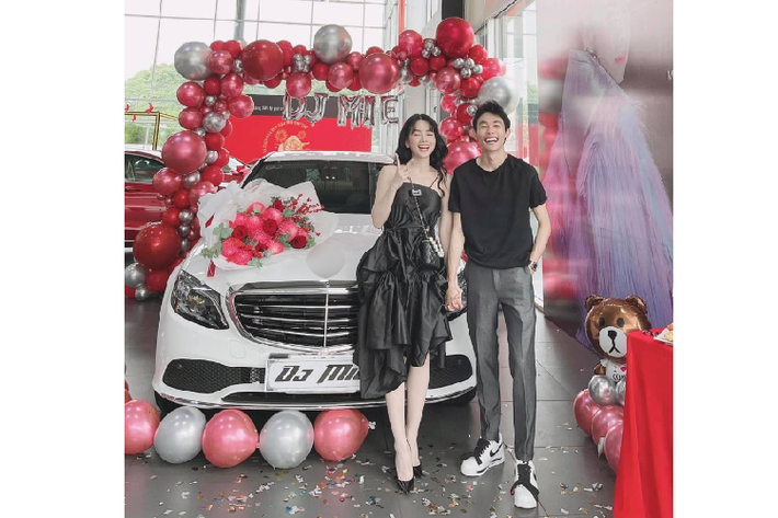 Khác với chiếc C300 AMG mà bạn trai Hồng Thanh lựa chọn, chiếc Mercedes-Benz C200 Exclusive của DJ Mie sở hữu gói ngoại thất theo hướng sang trọng và lịch lãm.