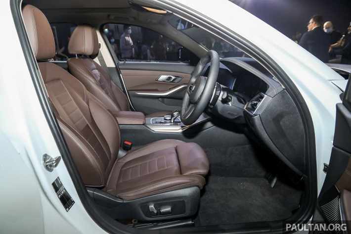 Khi mua BMW 3-Series Li 2021, khách hàng Malaysia có thể chọn 1 trong 2 màu sơn là trắng và đen. Cả hai đều đi với nội thất bọc da màu nâu Mocha Vernasca, khâu bằng chỉ màu đen.