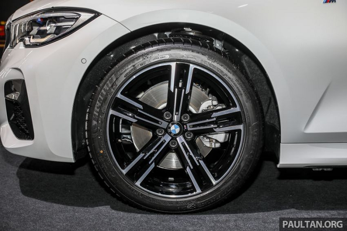 Những trang bị nội thất đáng chú ý của BMW 3-Series Li 2021 ở Malaysia bao gồm những chi tiết ốp nội thất mạ crôm, mặt táp-lô Sensatec, vô lăng bọc da M, bộ bàn đạp bằng kim loại, hệ thống điều hòa tự động 3 vùng, hệ thống đèn viền với 11 chủ đề, ghế trước chỉnh điện, ghế lái nhớ vị trí...