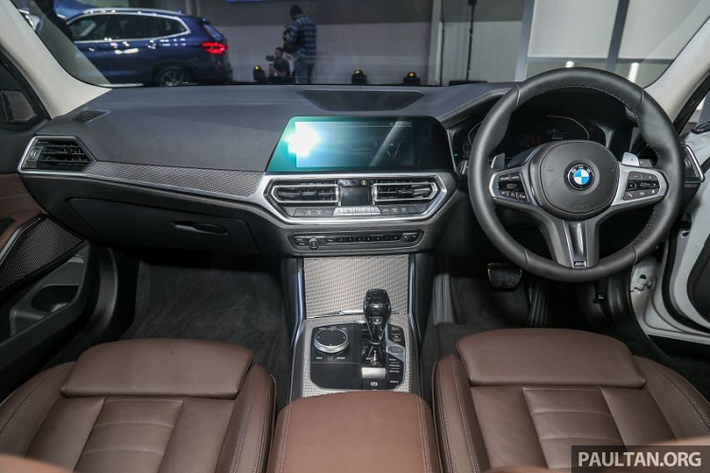 Ở thị trường Malaysia, BMW 3-Series Li 2021 chỉ có bản 330Li M Sport nên được trang bị động cơ xăng 4 xi-lanh, tăng áp, dung tích 2.0L, sản sinh công suất tối đa 255 mã lực tại tua máy từ 5.000 - 6.500 vòng/phút và mô-men xoắn cực đại 400 Nm tại dải tua máy 1.550 - 4.400 vòng/phút.