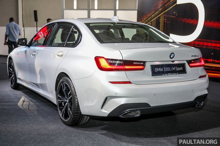 Tương tự xe ở những thị trường khác, BMW 3-Series Li 2021 ở Malaysia cũng sở hữu chiều dài 4.819 mm, chiều rộng 1.827 mm, chiều cao 1.442 mm và chiều dài cơ sở 2.961 mm. Với kích thước này, BMW 3-Series Li 2021 có gần như ngang ngửa người anh em 5-Series. Trừ kích thước thay đổi đáng kể, BMW 3-Series Li 2021 không khác biệt nhiều so với bản thường về mặt thiết kế ngoại thất.