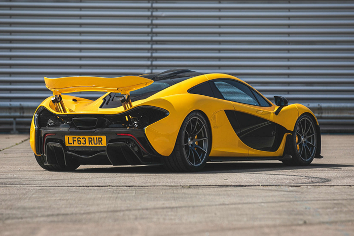 So với 2 mẫu 918 Spyder và LaFerrari, siêu xe McLaren P1 có số lượng sản xuất ít hơn nhiều với tổng cộng 375 phiên bản tiêu chuẩn được xuất xưởng. Tuy nhiên, hãng xe đến từ Anh Quốc cũng ra mắt thêm nhiều biến thể hiệu suất cao như P1 GTR, P1 LM hay P1 GT với số lượng hạn chế.
