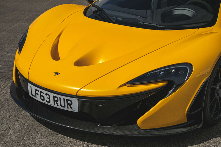 Chiếc McLaren P1 với số khung 23/375 sở hữu ngoại thất màu vàng Yellow Volcano truyền thống. Bên dưới là kết cấu khung sườn nguyên khối được làm từ sợi carbon với khối lượng chỉ 90 kg. Chất liệu này cũng được tìm thấy tại nhiều vị trí như ốp thân xe, cản trước sau, mui xe…
