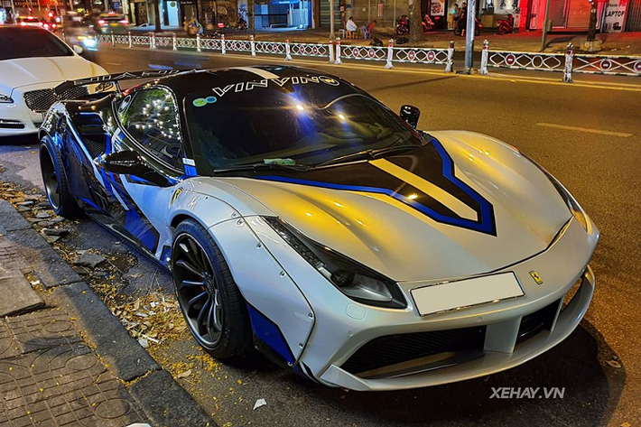 Điểm đặc biệt của chiếc siêu xe Ferrari 488 GTB hàng hiếm này nằm ở gói độ Liberty Walk đình đám của Nhật Bản cộng thêm hàng loạt trang bị hàng hiệu được chủ cũ lắp thêm.